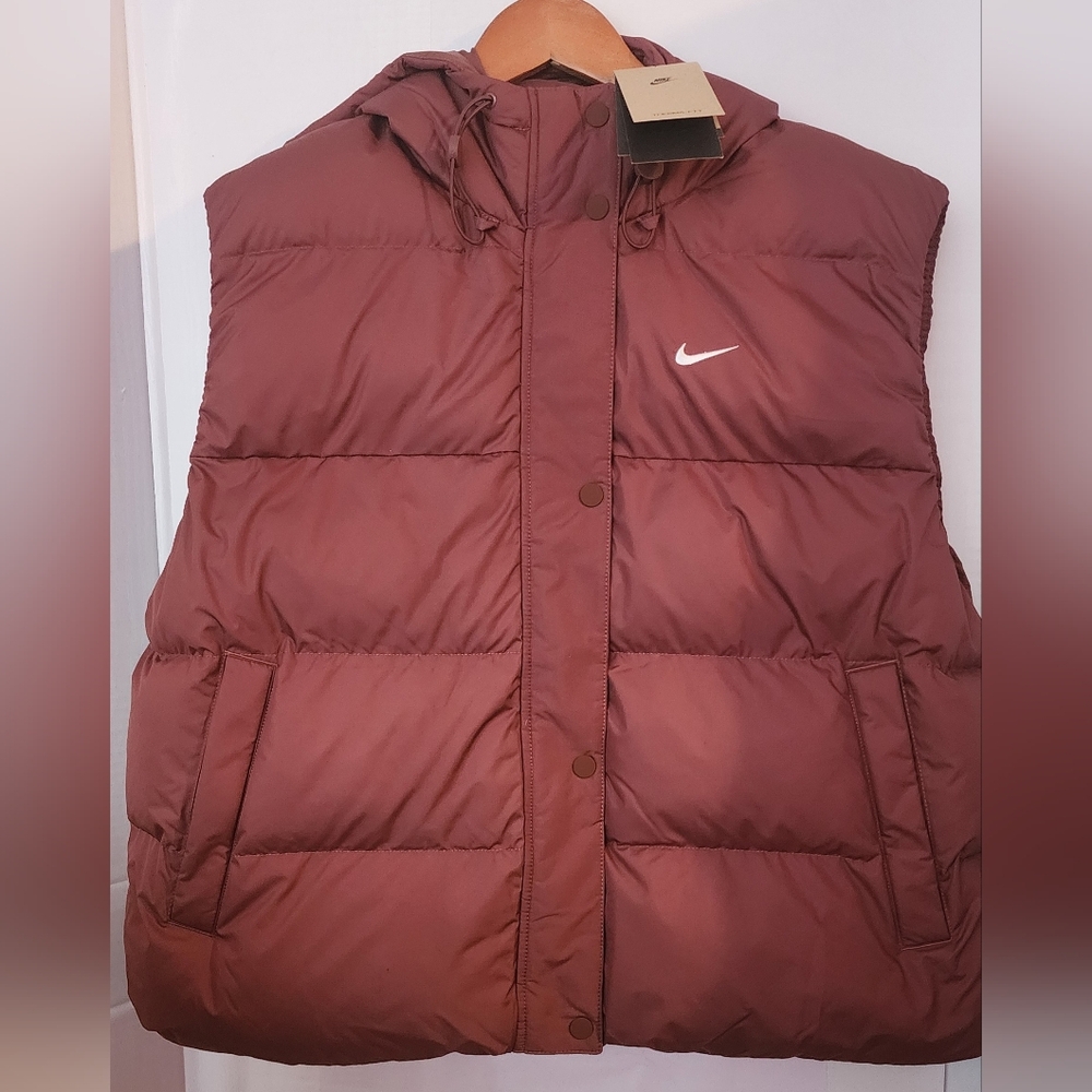 Nike Sportswear Vest Womens Medium Maroon Metro Puffer Therma Fit‎ Gilet NWT
